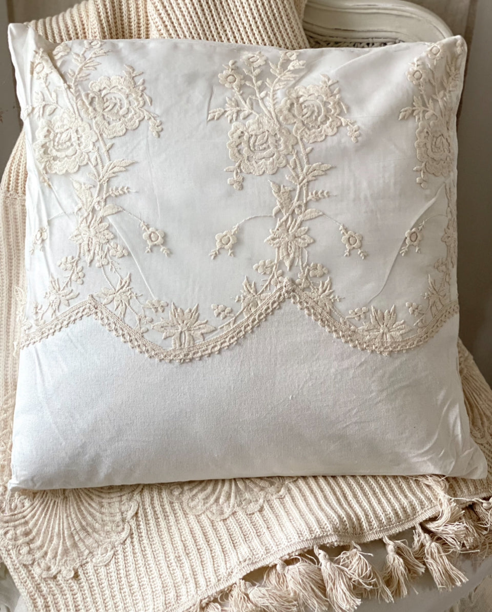 Coussin avec dentelle