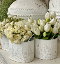 Charger l'image dans la galerie, Cache pot métallique blanc patiné PM H13xL16cm ( fleurs non comprises)
