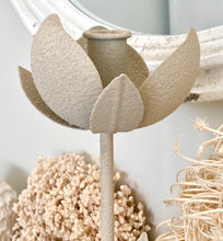 Charger l'image dans la galerie, Bougeoir fleur métallique beige H45xL12cm
