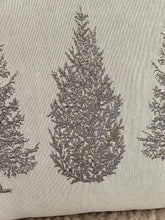 Charger l&#39;image dans la galerie, Coussin brodé sapins 40cm (déhoussable, intérieur compris)
