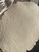 Charger l'image dans la galerie, Centre de table boutis beige 45x70cm
