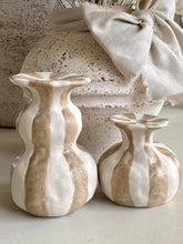 Charger l'image dans la galerie, Vase céramique ligné beige/ecru GM H26xL16cm
