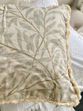 Charger l'image dans la galerie, Taie coussin avec feuilles vert et crème 50x35cm
