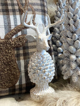 Charger l'image dans la galerie, Cerf blanchi pomme de pin H30xL12cm
