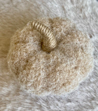 Charger l'image dans la galerie, Citrouille beige en feutrine H8xL9cm
