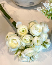 Charger l'image dans la galerie, Bouquet renoncules blanc cassé H 25cm
