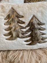 Charger l'image dans la galerie, Coussin fourrure déhoussable décor sapins 30x50cm
