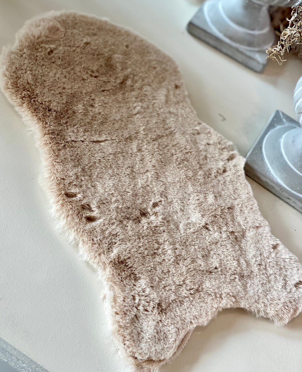Peau en fourrure synthétique beige 50x26cm
