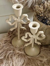 Charger l'image dans la galerie, Bougeoir métallique noeud beige PM 20cm
