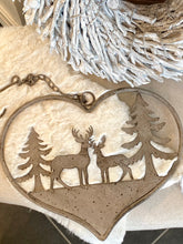 Charger l'image dans la galerie, Cœur à suspendre métallique décor cerfs H32xL33cm
