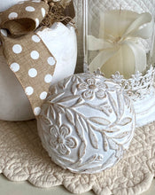 Charger l'image dans la galerie, Boule deco résine blanc patiné 16cm
