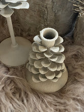 Charger l'image dans la galerie, Bougeoir pomme de pin métal beige H15xL10cm
