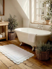 Charger l'image dans la galerie, Tapis coton avec bord en crochet blanc cassé 50x110cm
