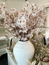 Charger l'image dans la galerie, Branche artificielle fleurs cerisier rose 114cm
