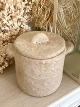 Charger l'image dans la galerie, Boîte ronde avec couvercle en résine beige H15xL14cm
