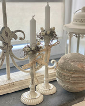 Charger l&#39;image dans la galerie, Bougeoir métallique antique crème GM H23xL9cm ( avec garniture et ruban dentelle compris)
