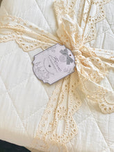 Charger l'image dans la galerie, Couvre lit matelassé avec dentelle anglaise blanc cassé 260x260cm
