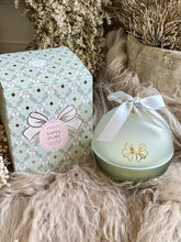 Charger l'image dans la galerie, Bougie parfumée décorative Boule de Noël Rubans de Fête 210g - senteur Sapin Doré
