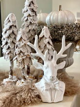 Charger l&#39;image dans la galerie, Buste cerf blanc noeud papillon H28xL20cm
