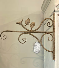 Charger l'image dans la galerie, Crochet mural métallique décor feuilles et oiseau H36xL41cm
