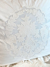 Charger l'image dans la galerie, Coussin a volant brodé blanc cassé 45x45cm
