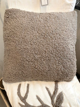Charger l&#39;image dans la galerie, Coussin tête de cerf fourrure/teddy blanc/ marron 45x45cm ( déhoussable, intérieur compris)
