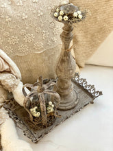 Charger l&#39;image dans la galerie, Photophore zinc vieilli H22xL15cm garni de mousse et fleurs
