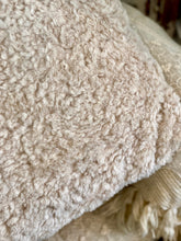 Charger l&#39;image dans la galerie, Coussin Teddy beige 50x50cm ( déhoussable, intérieur compris)
