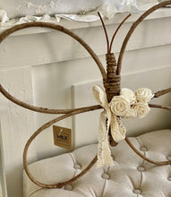 Charger l'image dans la galerie, Papillon en bois à suspendre GM H45xL50cm
