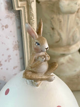 Charger l'image dans la galerie, Oeuf résine à pois avec lapin H16xL10cm
