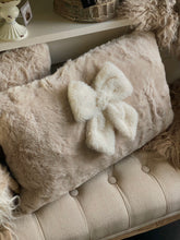 Charger l'image dans la galerie, Coussin fourrure beige avec noeud à accrocher 50x30cm
