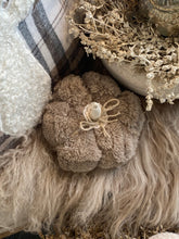Charger l'image dans la galerie, Citrouille fait main fourrure taupe S H8xL14cm
