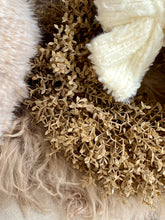 Charger l'image dans la galerie, Couronne fleurs brunes artificielle 27cm
