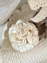 Charger l'image dans la galerie, Boule de roses en papier 15cm diamètre
