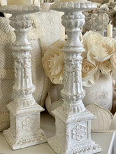 Charger l'image dans la galerie, Chandelier haut en résine blanchie H42xL12cm
