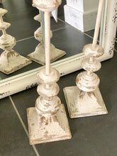 Charger l'image dans la galerie, Haut chandelier métallique patiné H60xL13cm
