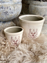 Charger l'image dans la galerie, Cache pot céramique décor cerf PM H7xL8cm
