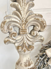 Charger l'image dans la galerie, Ornement fleur de lys en résine H65xL25cm
