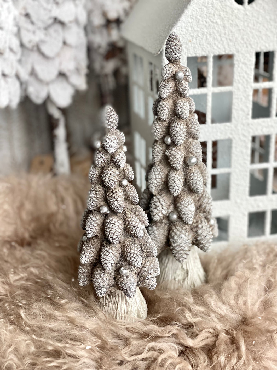 Sapin pommes de pin résine GM H24xL8cm