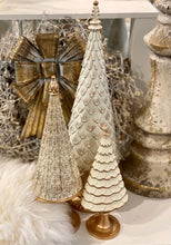 Charger l&#39;image dans la galerie, Sapin de Noël résine antique crème PM H24xL10cm
