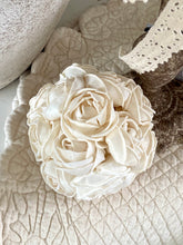 Charger l'image dans la galerie, Boule de roses en papier 15cm diamètre

