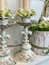 Charger l'image dans la galerie, Bougeoir métallique fleur de lys garni de fleurs + bougie H17xL9cm
