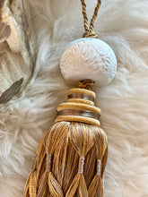 Charger l'image dans la galerie, Pompon parfumé Mathilde M senteur Rose Elixir
