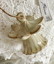 Charger l'image dans la galerie, Fleur céramique à suspendre H7xL6cm
