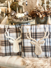Charger l'image dans la galerie, Coussin tête cerf beige 45x45cm
