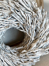 Charger l'image dans la galerie, Couronne bois blanchi 45cm
