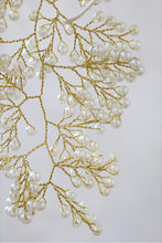 Charger l'image dans la galerie, Suspension perles métal doré /crème H15xL10cm
