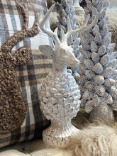 Charger l'image dans la galerie, Cerf blanchi pomme de pin H30xL12cm
