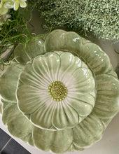 Charger l'image dans la galerie, Assiette céramique fleur PM 12cm
