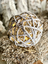 Charger l&#39;image dans la galerie, Boule en osier blanchi lumineux led 15cm
